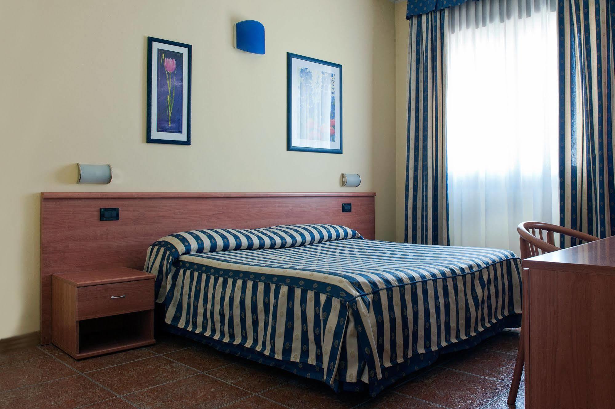 Hotel Blue Ribbon Vercelli Exterior foto